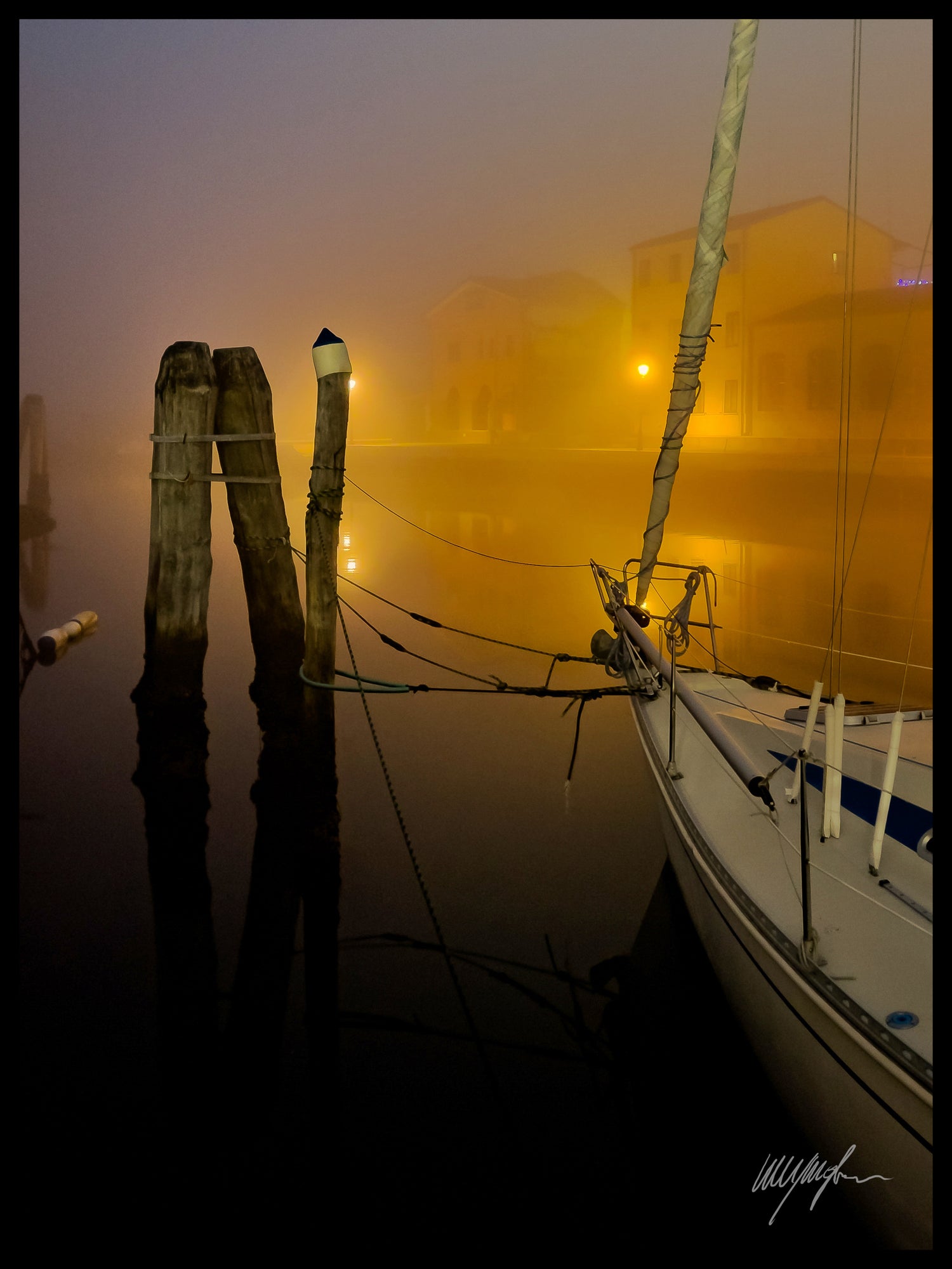 LUCI E OMBRE - cattura il fascino della notte tra riflessi sul mare e bagliori urbani, raccontando storie di luce immersa nell’oscurità.