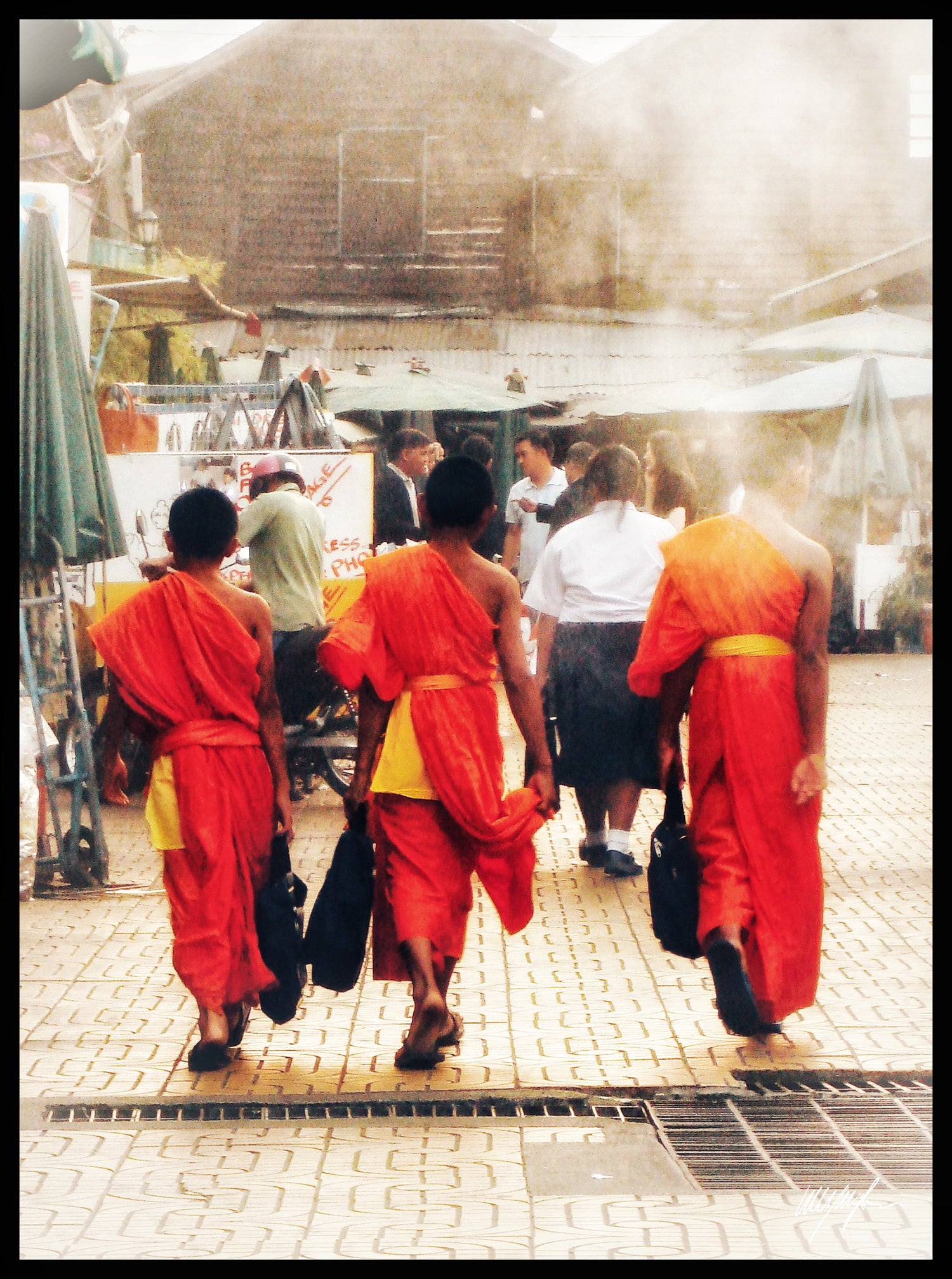 ESSENZA THAI - Mare cristallino, templi dorati e vita di strada.
Un viaggio tra colori, tradizioni e momenti autentici.
Scatti che raccontano l’anima di un paese unico.