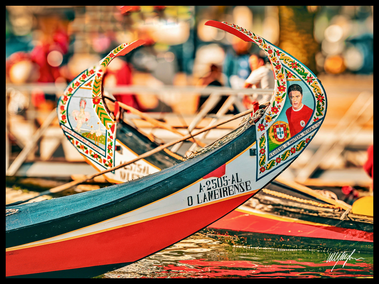 MOLICEIROS D’AUTORE - Le iconiche imbarcazioni di Aveiro dipinte di colori vivaci, sospese tra acqua e riflessi, in un viaggio senza tempo.