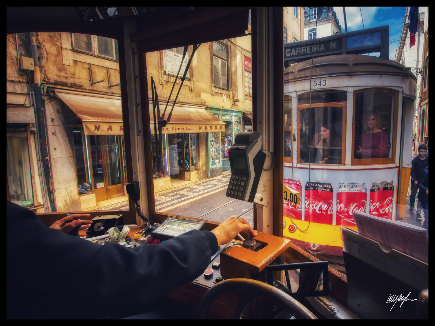 BINARI DI LISBONA - Il fascino senza tempo dei tram gialli che attraversano le strade acciottolate, tra storia e poesia urbana.